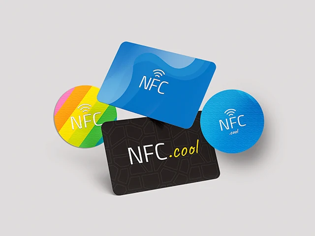Verschiedene NFC-Tag-Typen neben einem iPhone aufgereiht
