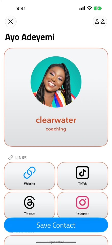 Un biglietto di NFC.cool Business Card come lo vede chi lo riceve: Ayo Adeyemi di Clearwater Coaching, con i link Website, TikTok, Threads e Instagram e il pulsante Save Contact